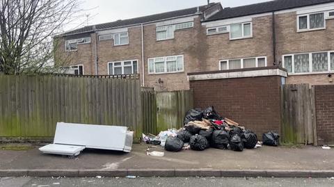 Birmingham. Przez strajk wywożących śmieci odpady zalegają na ulicach 