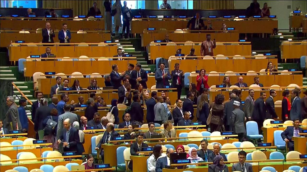 Netanjahu przemawia, ludzie wychodzą