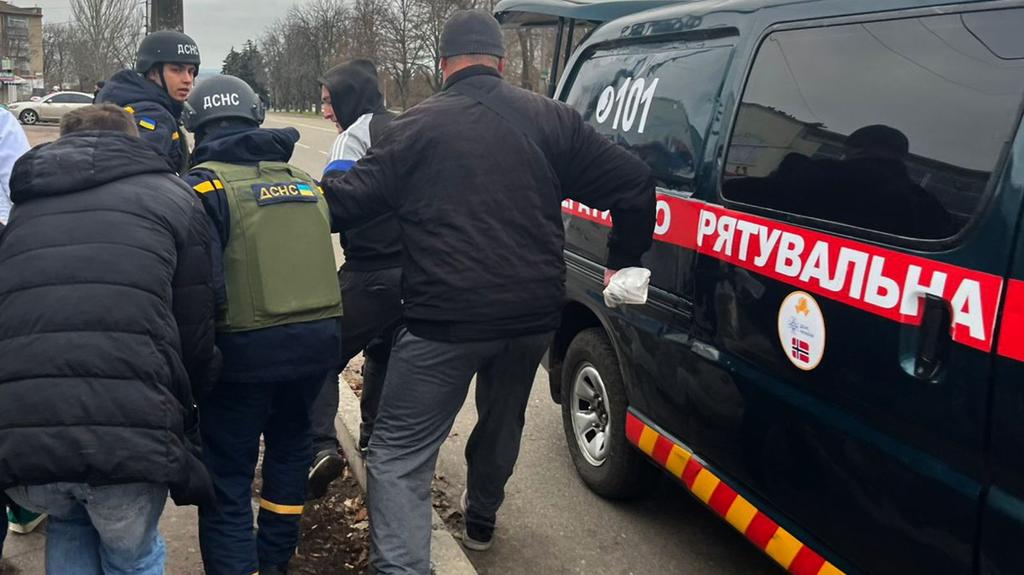 Akcja służb ratowniczych w Nikopolu po ataku sił rosyjskich  