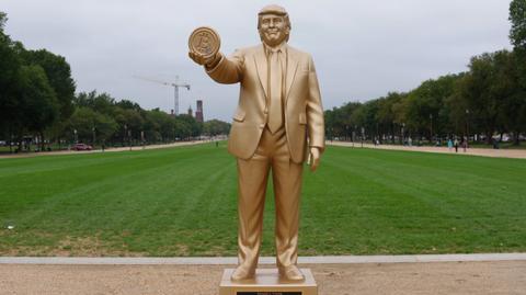 Złoty pomnik Trumpa przed Kapitolem USA