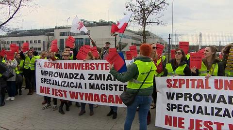 Protest pielęgniarek i położnych Szpitala Uniwersyteckiego w Krakowie. Czerwone kartki dla dyrektora