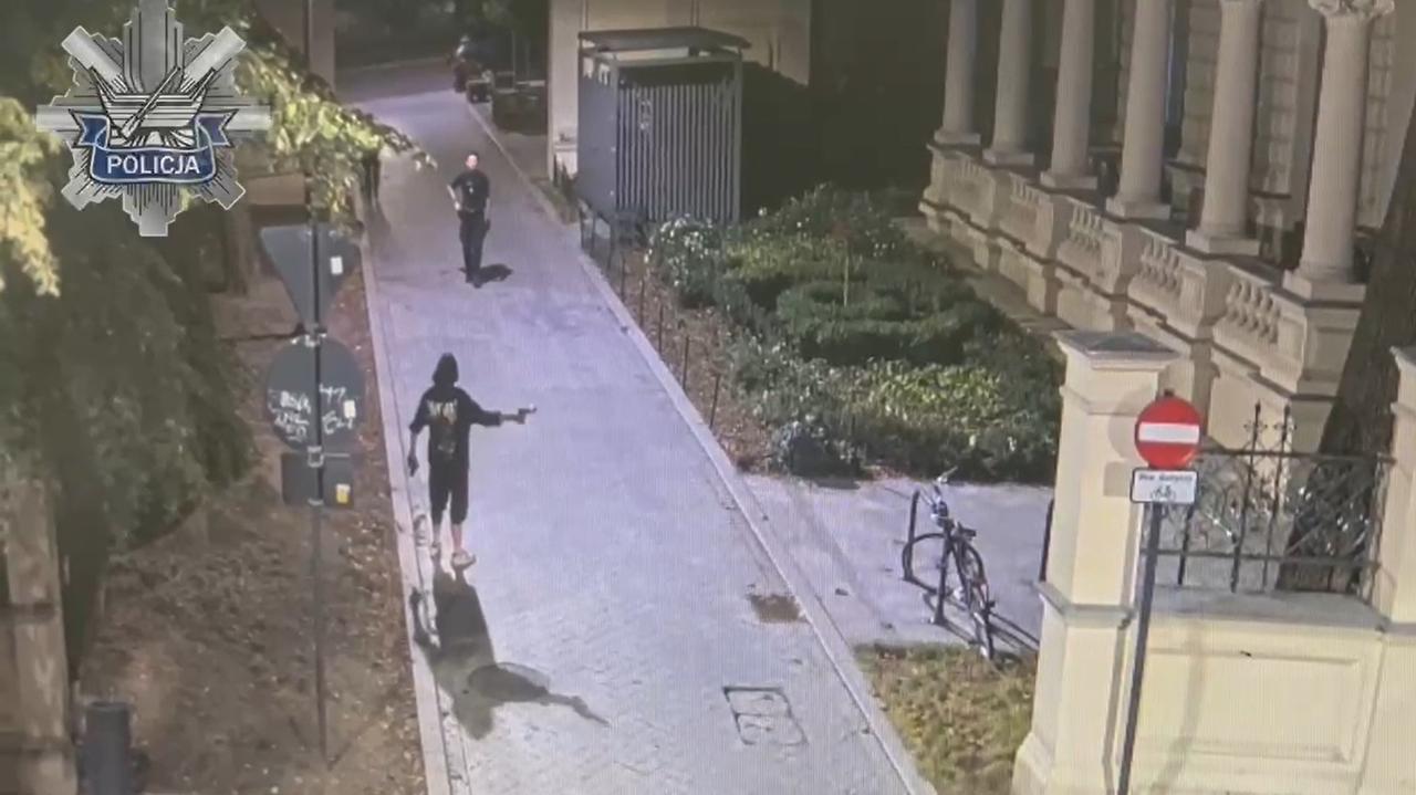Celował z broni do policjantów, nastolatek zatrzymany. Nagranie