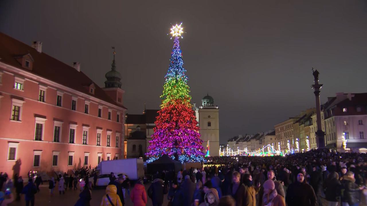 Rozbłysła świąteczna iluminacja i 27-metrowa choinka