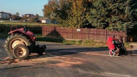 Olszanka. Po zderzeniu z autem ciągnik rozpadł się na dwie części