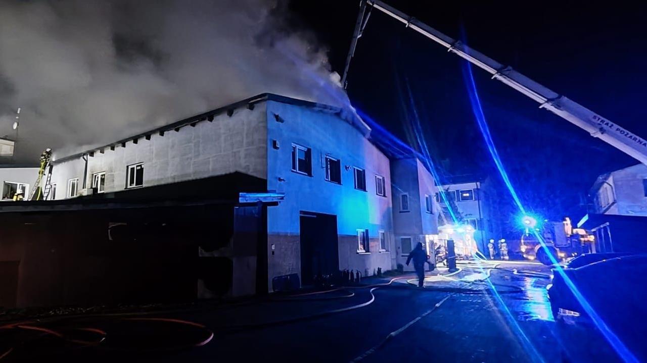 Płonie lakiernia. W hali są zbiorniki z ropą