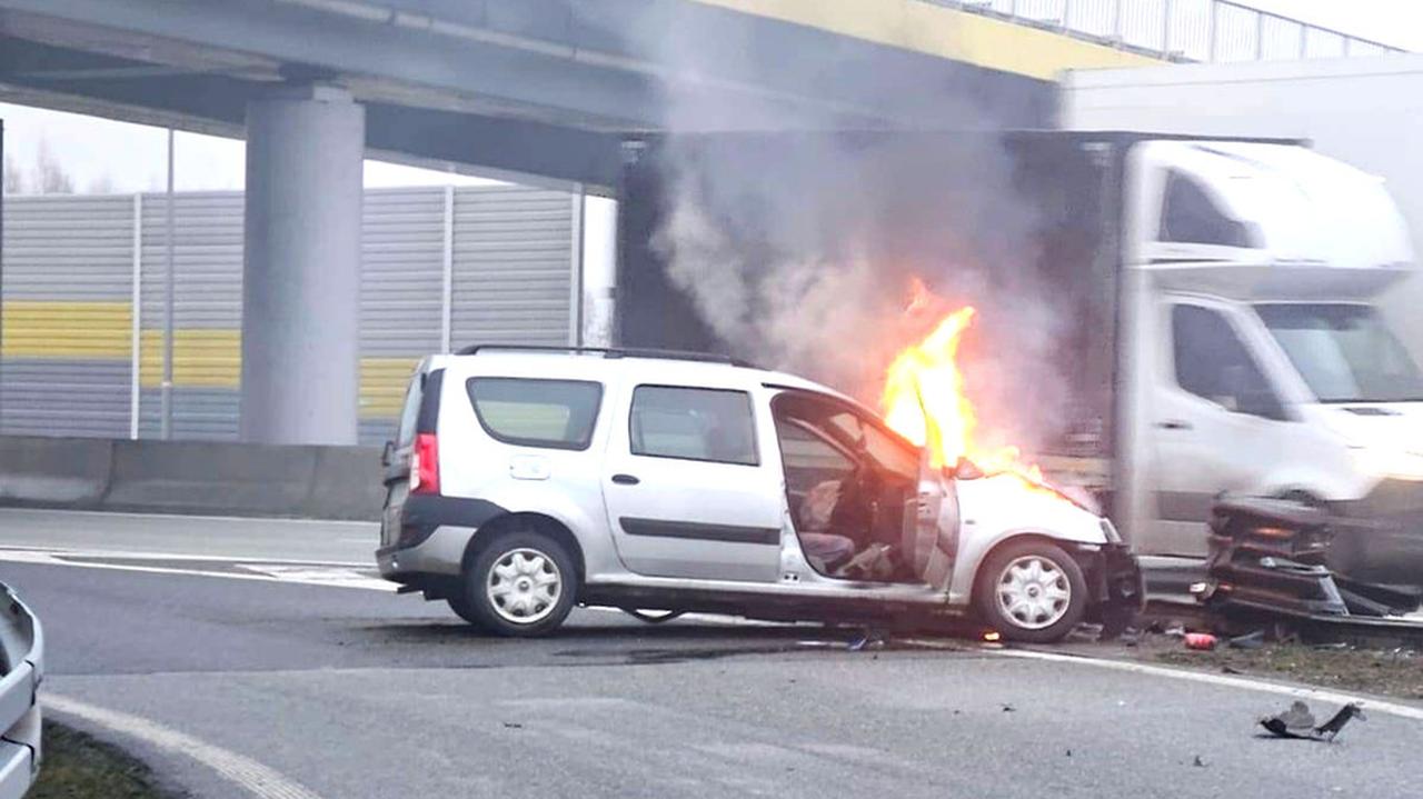 Policjanci uratowali kierowcę z płonącego samochodu