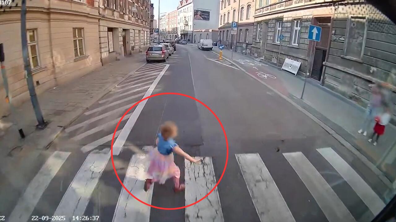 Pięciolatka wbiegła pod jadący autobus. Nagranie