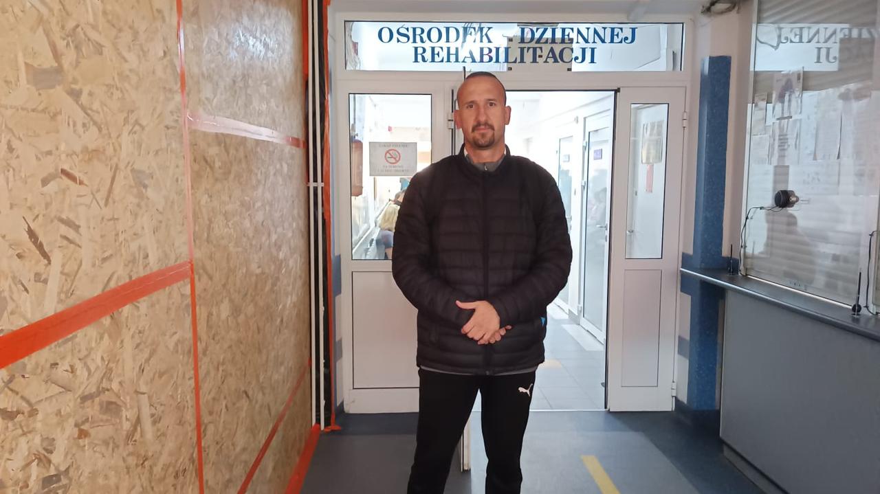 Awantura o 20 sztuk kostki brukowej. Dyrektorka szpitala zwolniła rehabilitanta. Bronią go pacjenci