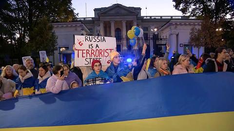 Manifestacja przed ambasadą Rosji. Po atakach rakietowych na ukraińskie miasta