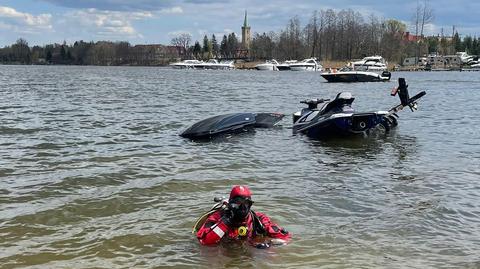 Ratownicy wyciągali auto z dna jeziora Tałty w Mikołajkach (materiał z 30.04.2022)