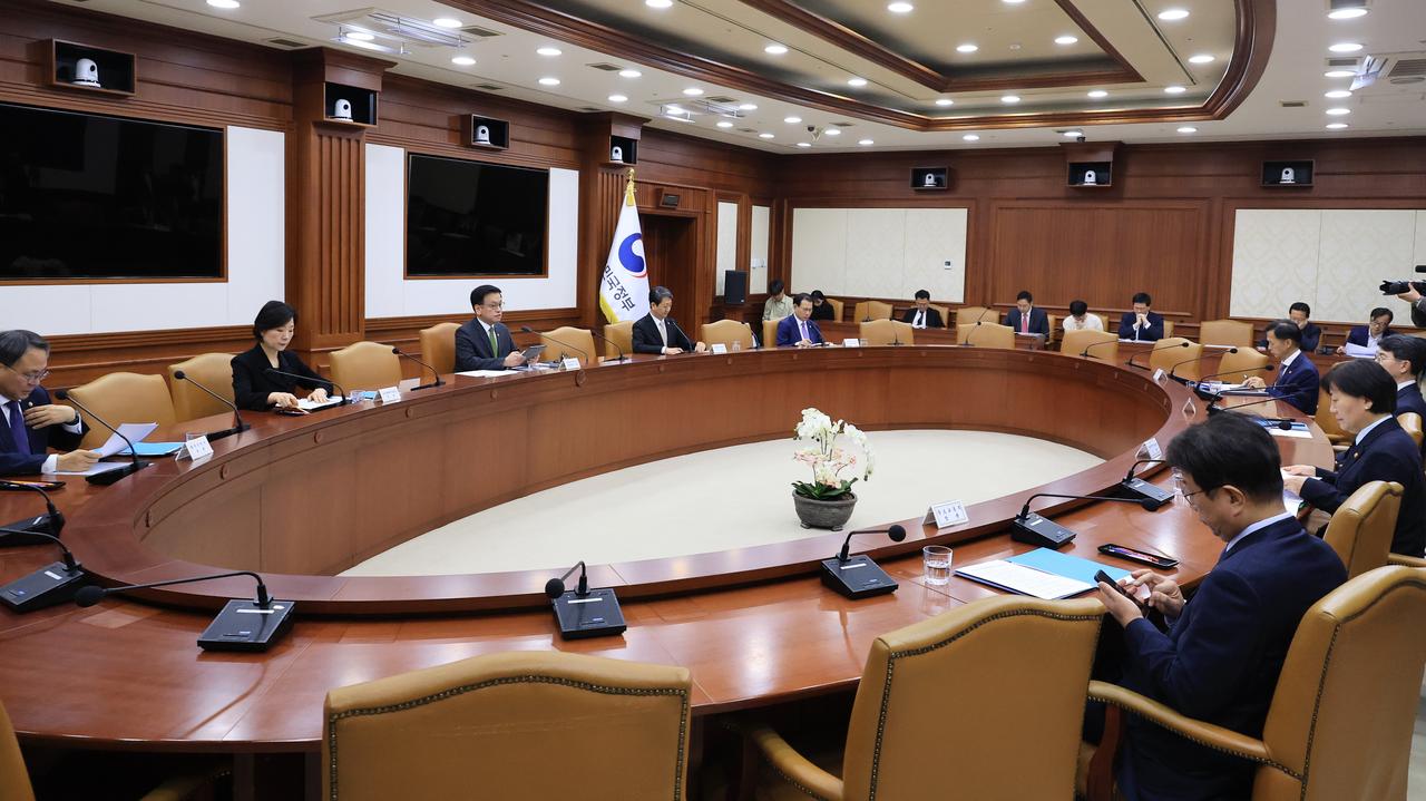 Storm at the top of government. 2  resignations, the minister of education acts as president