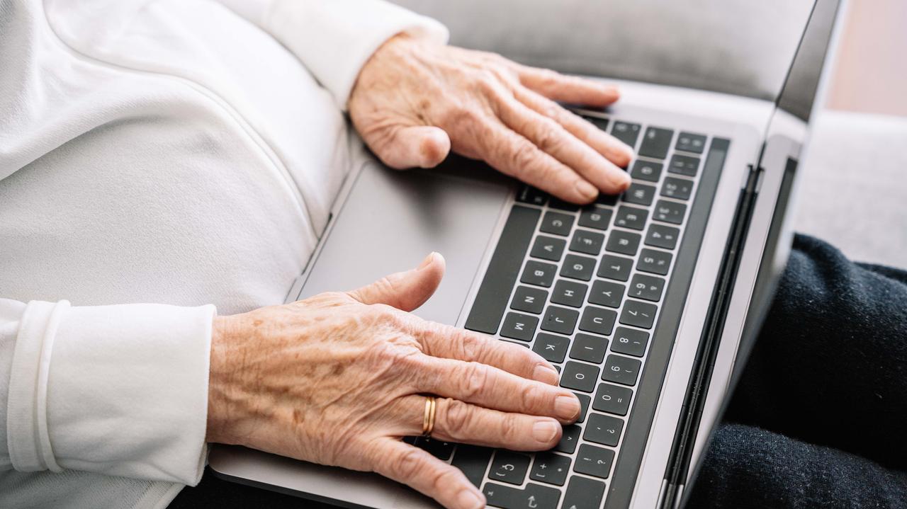 74-latka wpadł w sidła oszustów, potem do nich dołączyła