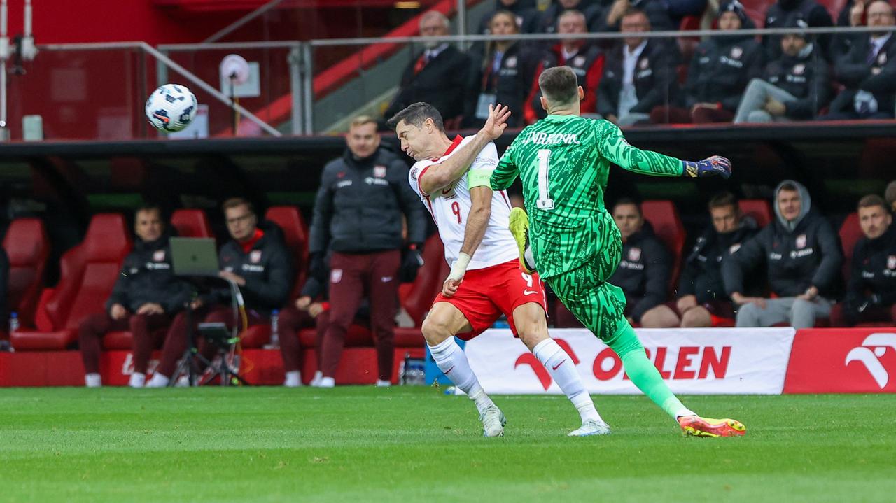 Brutalny faul na Lewandowskim. Bramkarz wyleciał z boiska