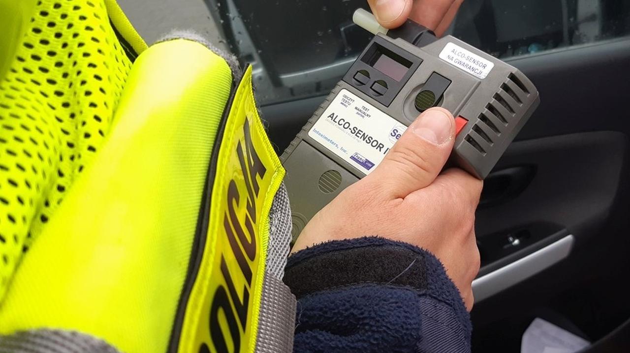 Pościg za 16-latkiem na motorowerze. Jechał bez kasku i z promilem alkoholu