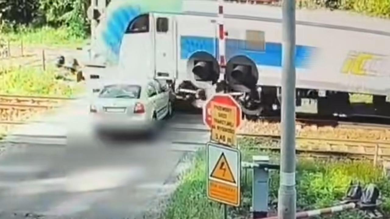 Wjechała w pociąg, w aucie były dzieci. Nagranie
