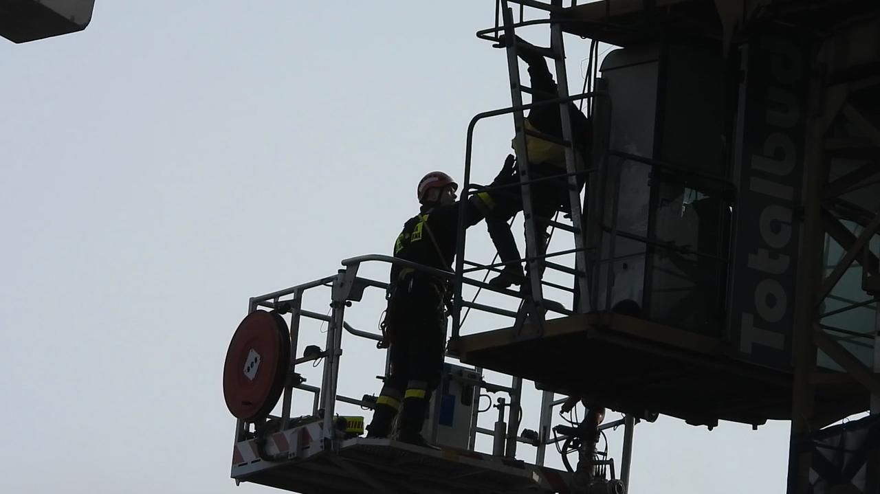 Na górze dym, na dole ogień. Pracownik w potrzasku. Tak ściągnęli go na ziemię