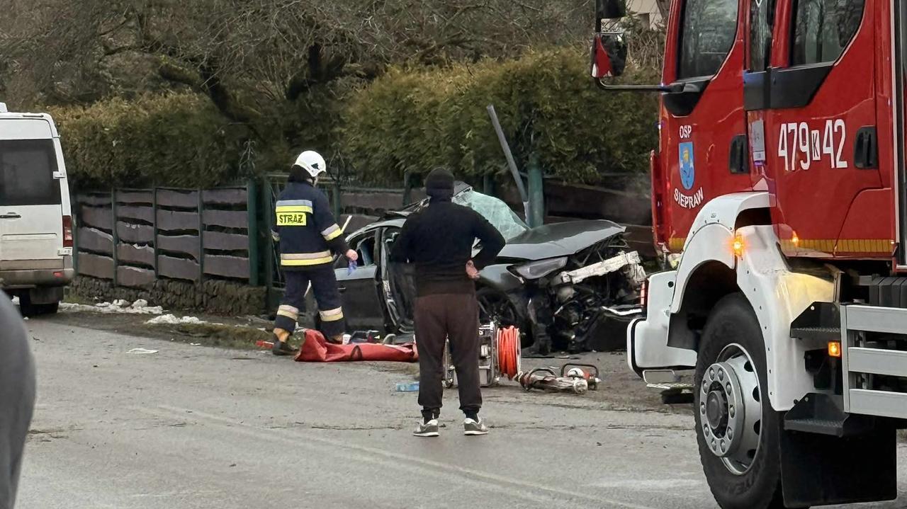 Tragedia na drodze. Nie żyje 21-latek, 17-latka w ciężkim stanie