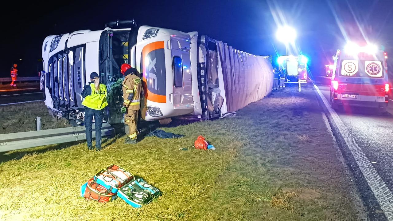 Ciężarówka przewróciła się na bok na autostradzie. Jej kierowca zmarł w szpitalu