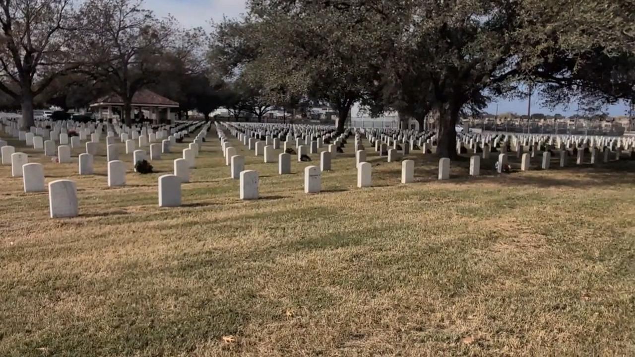 Szczątki gwałciciela zostaną usunięte z cmentarza. "Policzek dla weteranów"