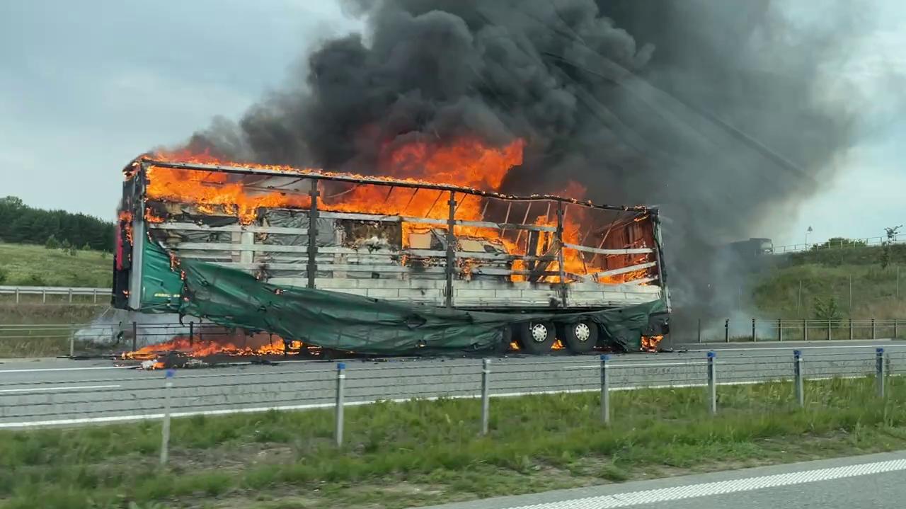 Na drodze ekspresowej spłonęła naczepa z meblami