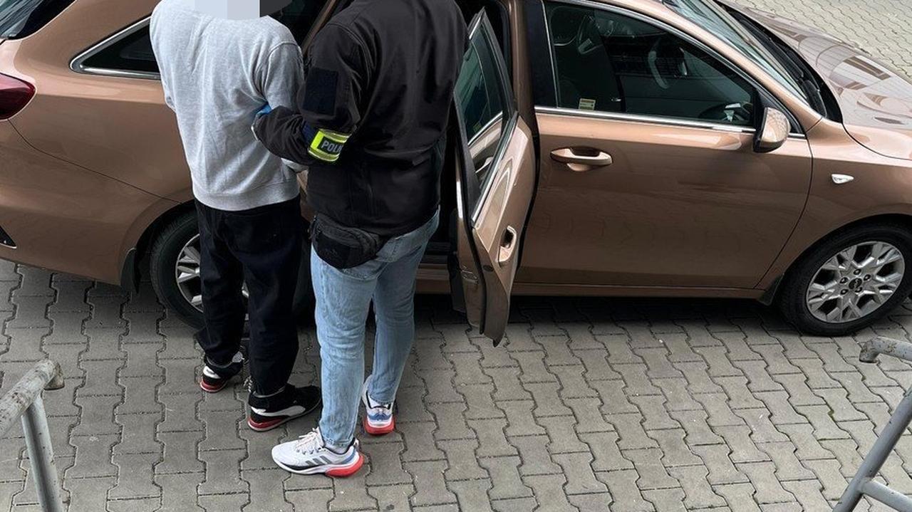 Ranny mężczyzna w klatce schodowej. Kamery w jego mieszkaniu zarejestrowały, co się stało