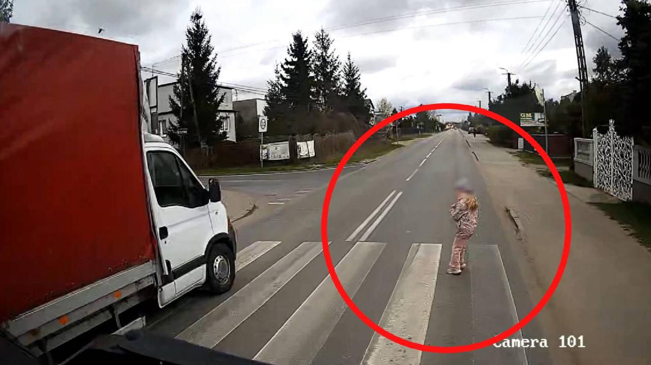 Dziewczynka wchodzi na pasy, nagle nadjeżdża samochód. Nagranie