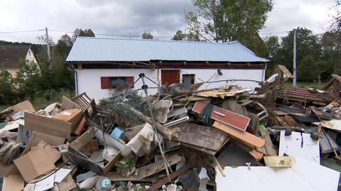 Osadzanie mostu w zalanych po powodzi Głuchołazach