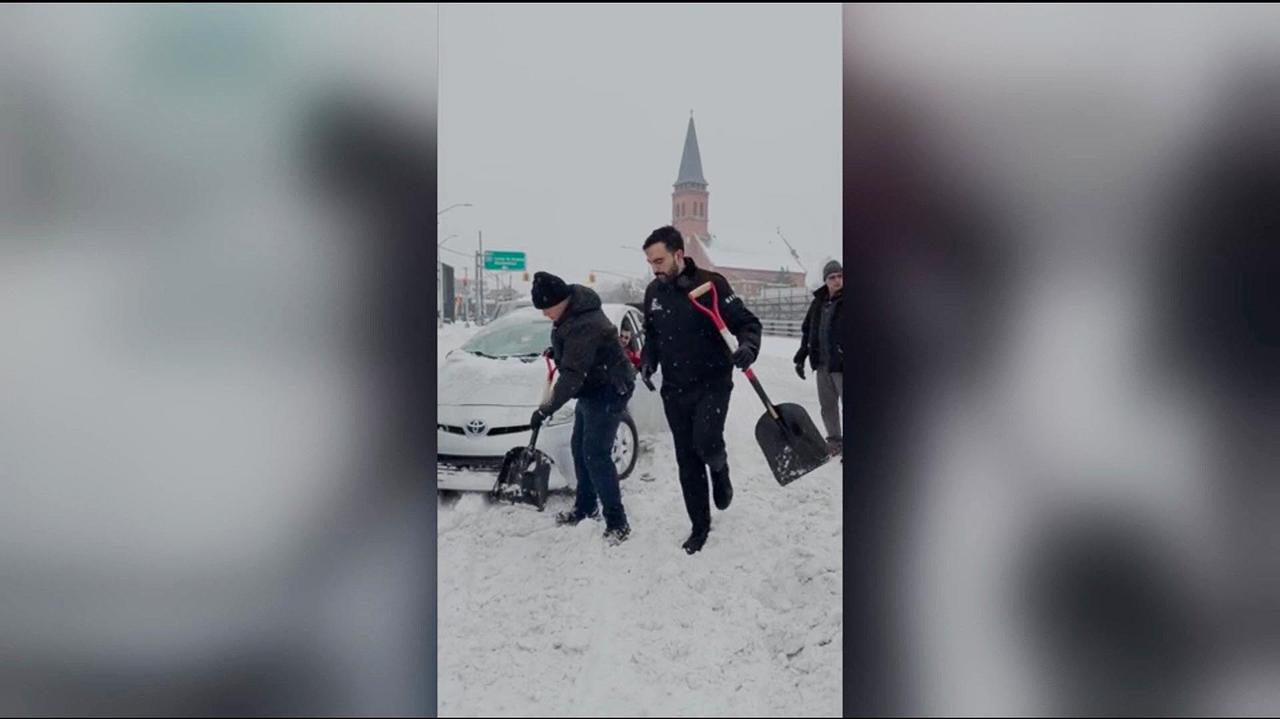 Mamdani pomaga w odśnieżaniu. "Załóż czapkę!"