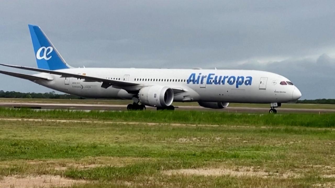 Air Europa plane makes emergency landing. Strong turbulence over the Atlantic. Dozens injured