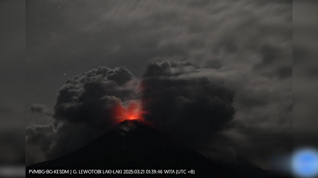 Wielka chmura parzącego popiołu spadła na wyspę w Indonezji
