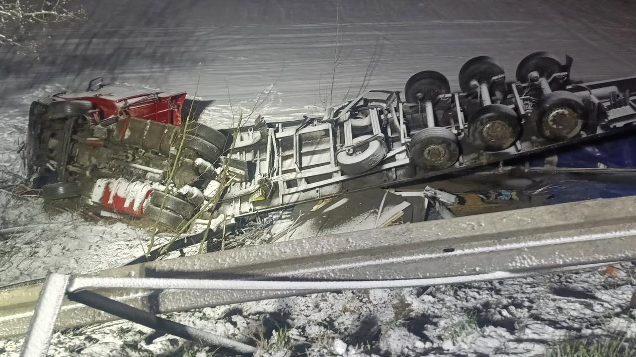 Ciężarówka wypadła z drogi i wylądowała w rowie