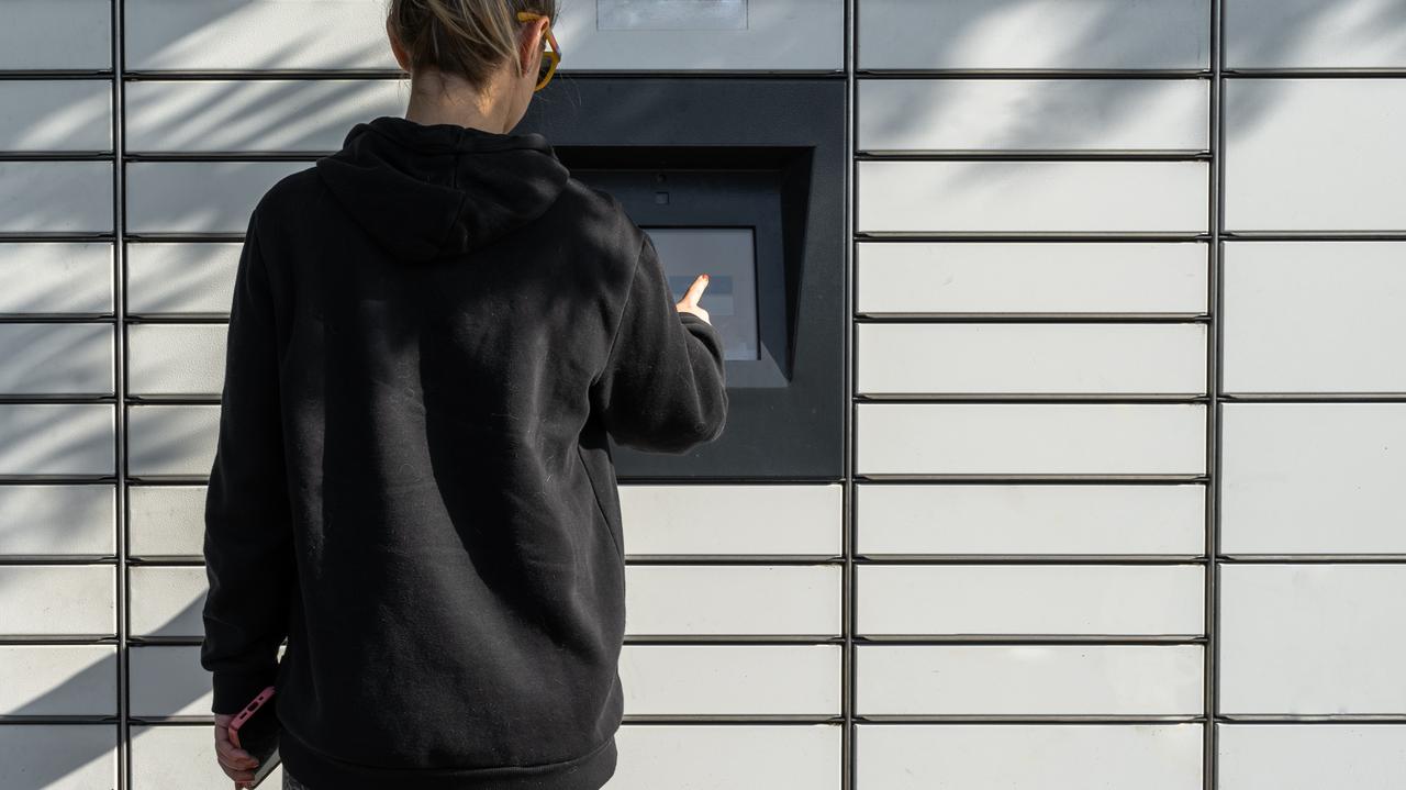 Martwy kot znaleziony w skrytce na paczkę