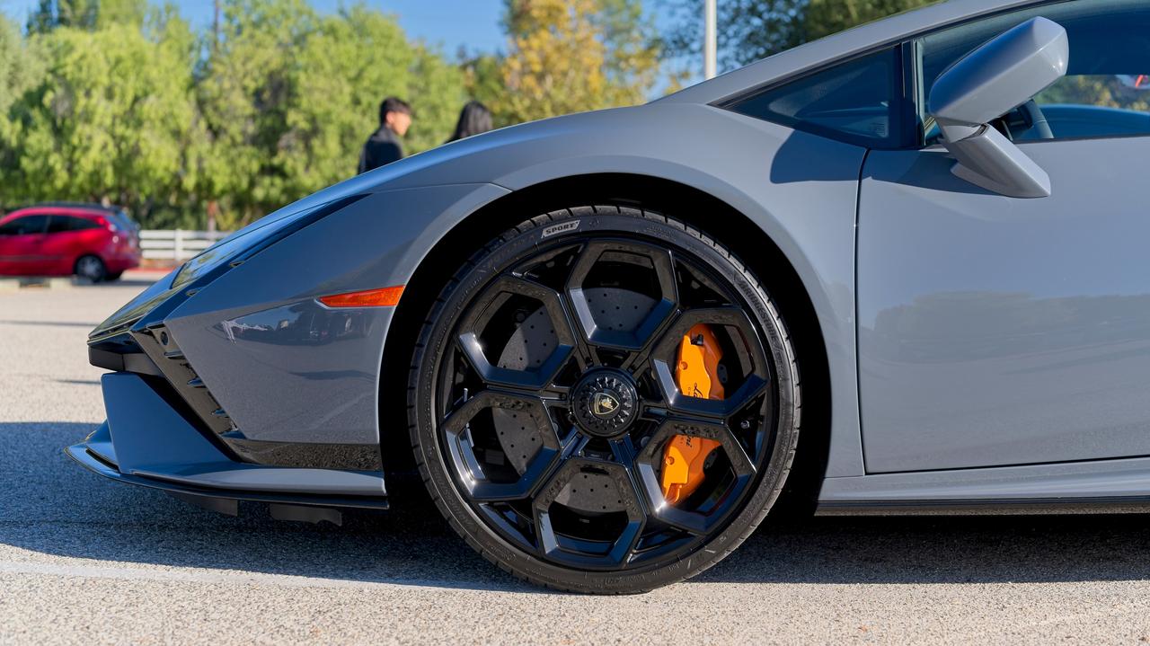 "Chcą brzmienia i emocji silnika spalinowego". Lamborghini decyduje o przyszłości elektryka