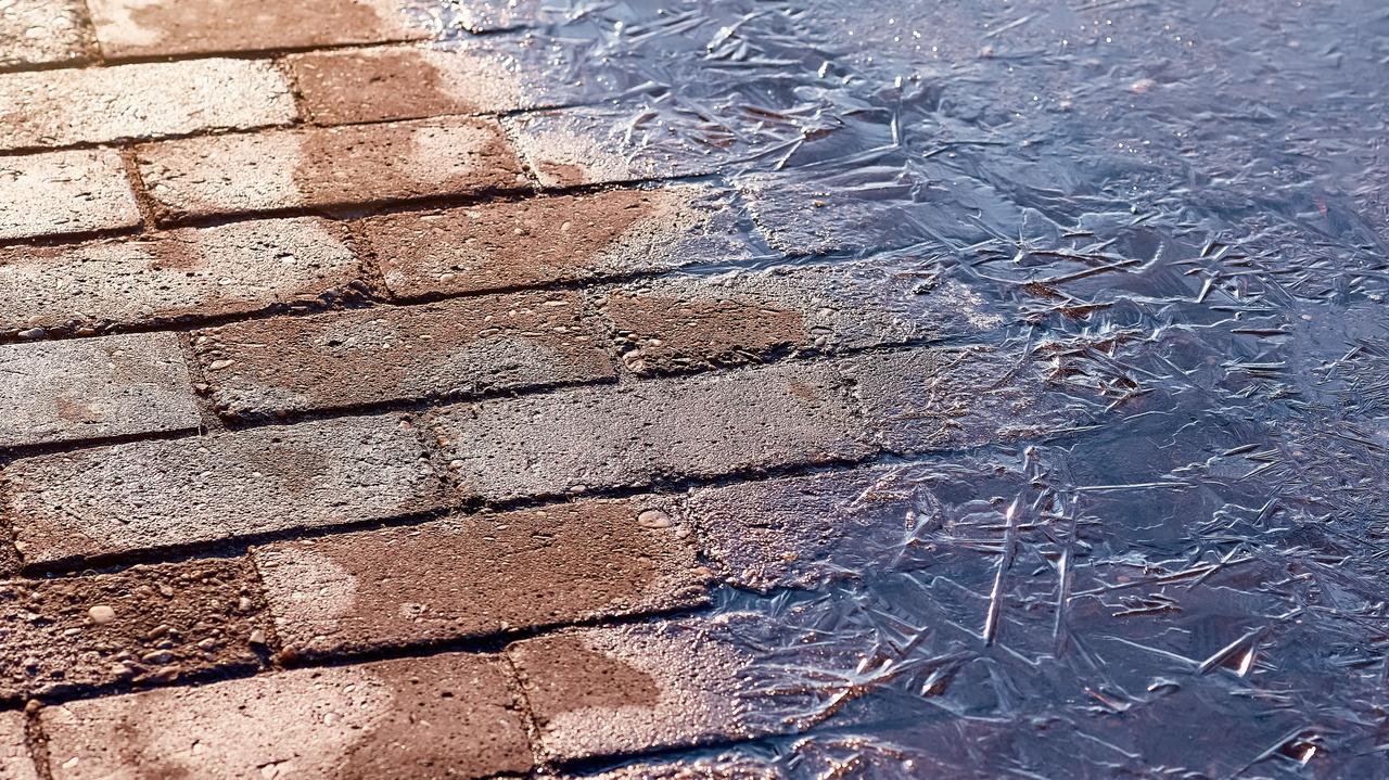 Ostrzeżenia IMGW. Silny wiatr i lód nie odpuszczają