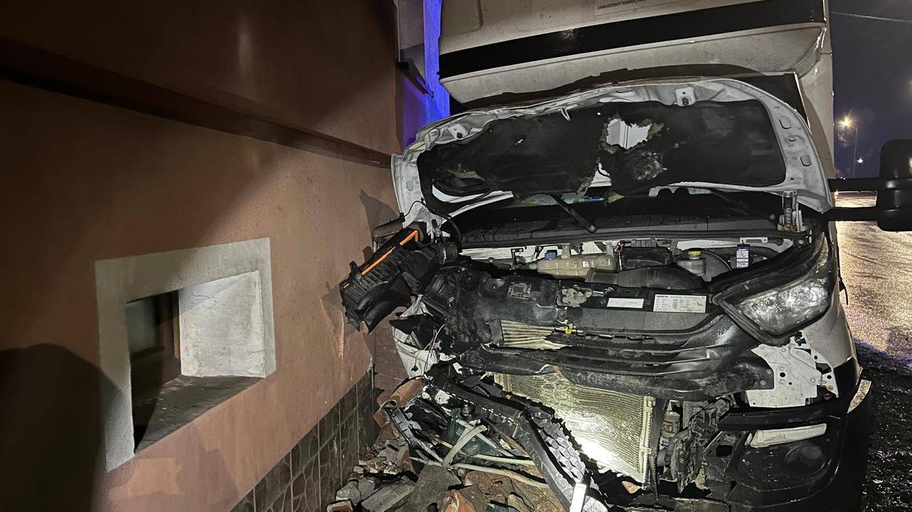 Ciężarówka wjechała w budynek. Uszkodzona elewacja i ogrodzenie