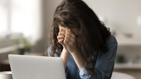 stres frustracja biuro praca komputer shutterstock_2494808073