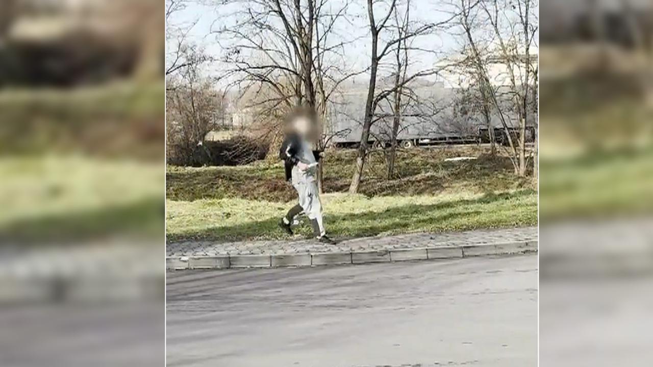 Biegł z nożem z stronę policjanta, został zastrzelony. Nagranie z interwencji