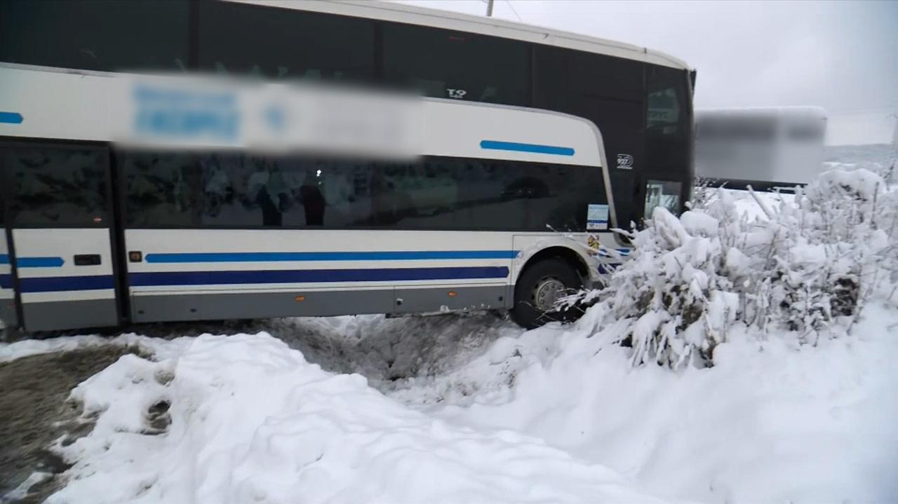 Autokar wpadł w poślizg i zawisł nad rowem