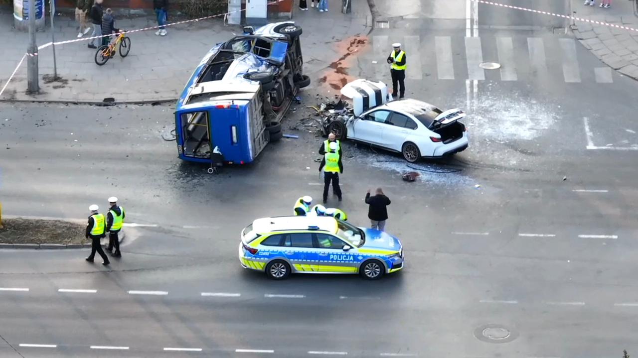 Autobus na boku, osiem osób rannych