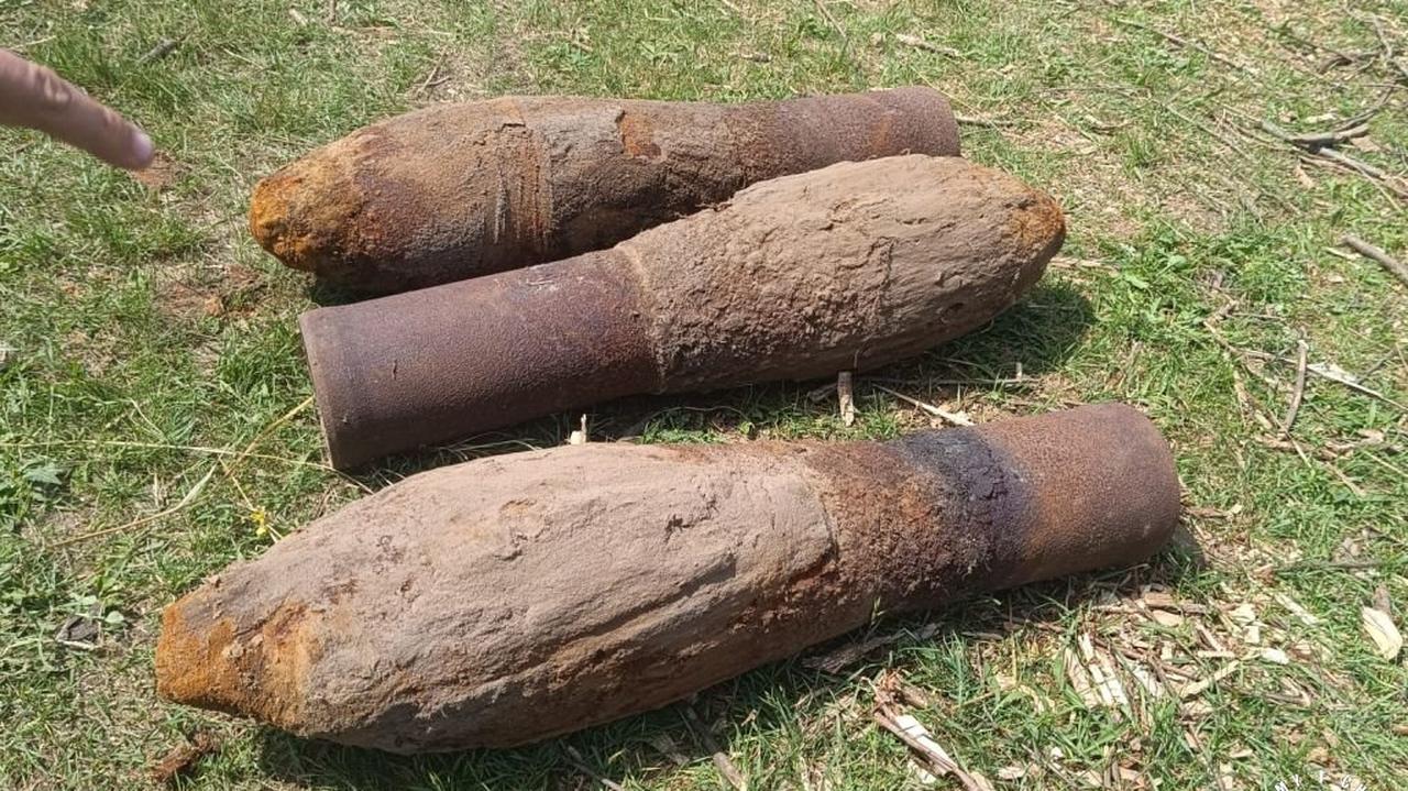 Kupił działkę, chciał posprzątać. W szopie znalazł rakiety