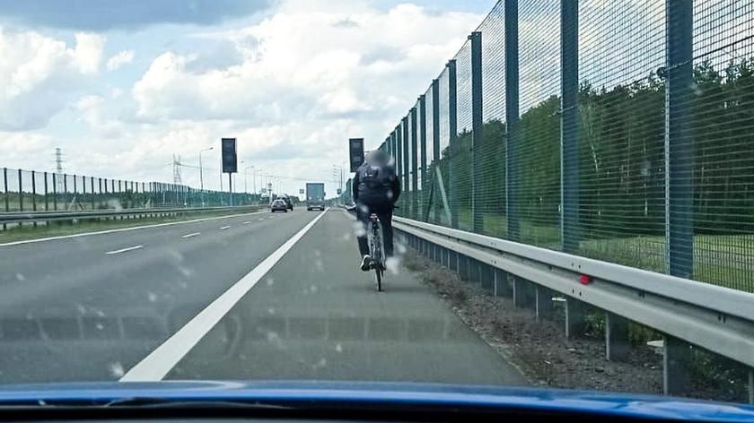 Rowerzysta skracał sobie drogę do domu przez S3