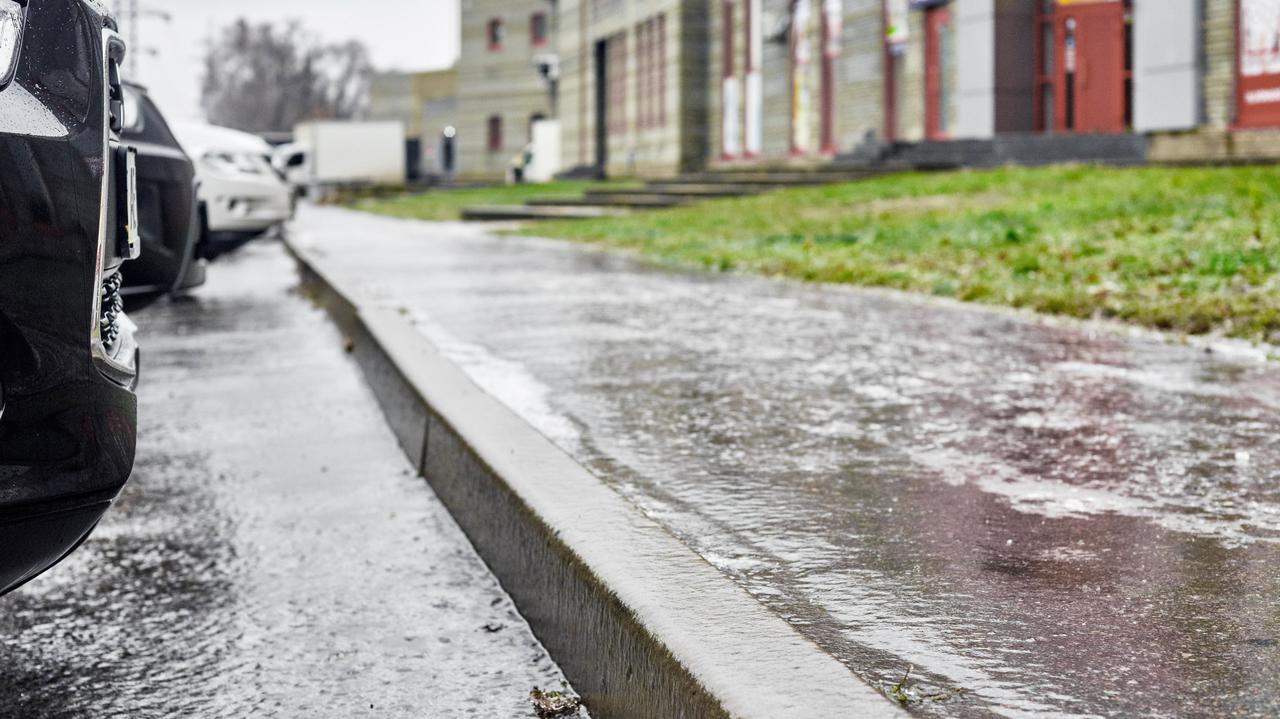 Chodniki jak lodowiska. W tym polskim mieście przez cały czas występują utrudnienia