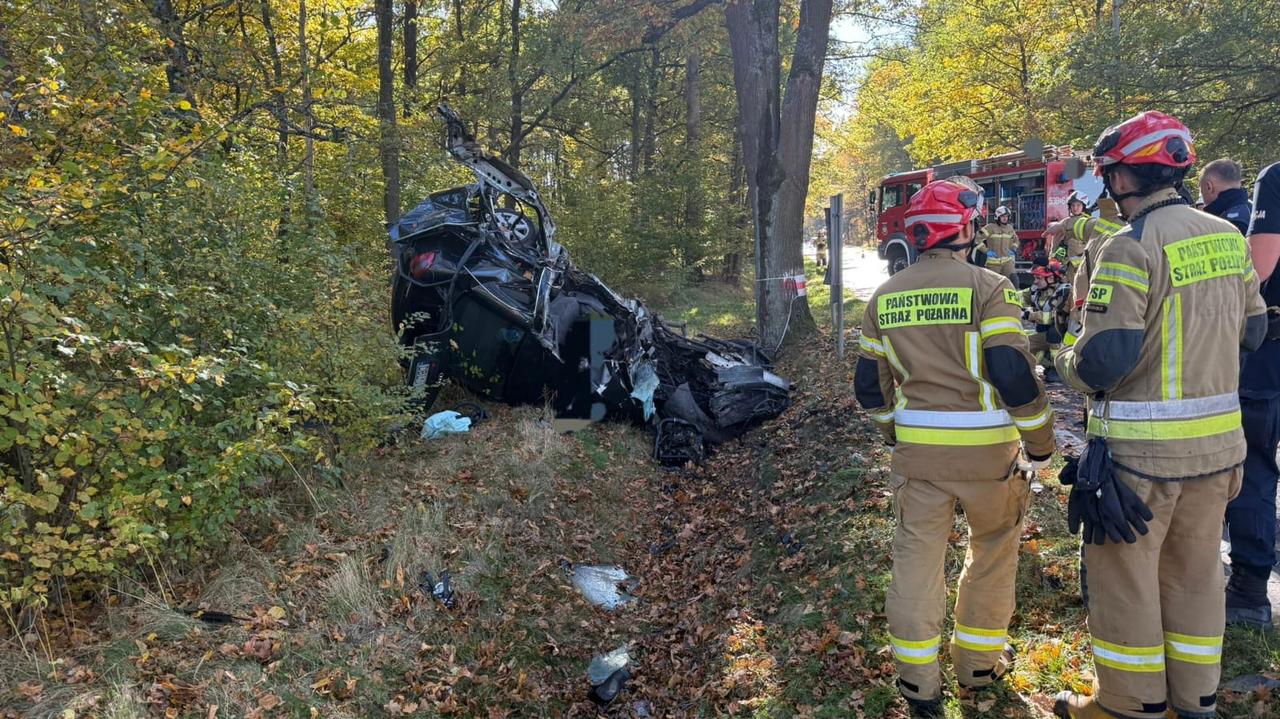 Uderzył w drzewo i dachował. Nie żyje 29-latek