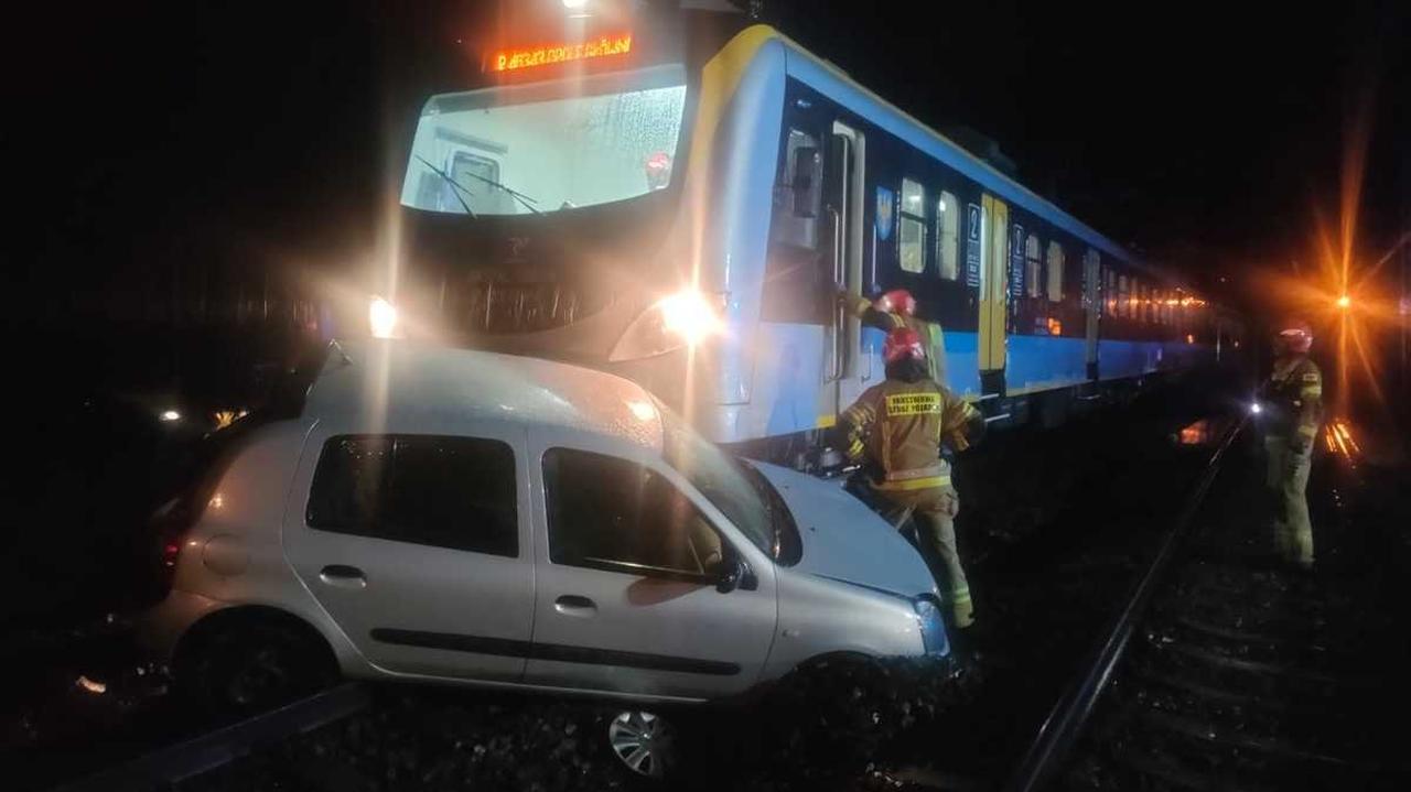 Zjechała na tory, auto utknęło, w środku został pasażer. Po chwili pojawił się pociąg