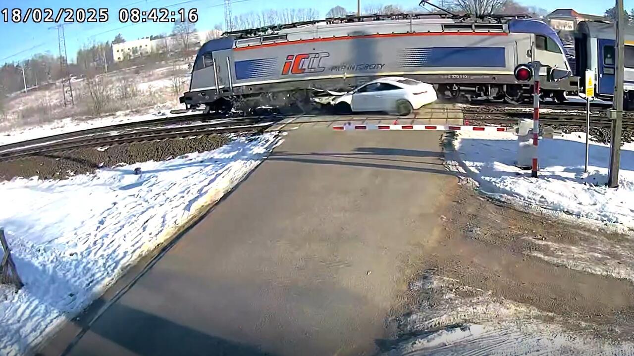 Zignorował światła i ominął rogatki, potem wbił się w pociąg