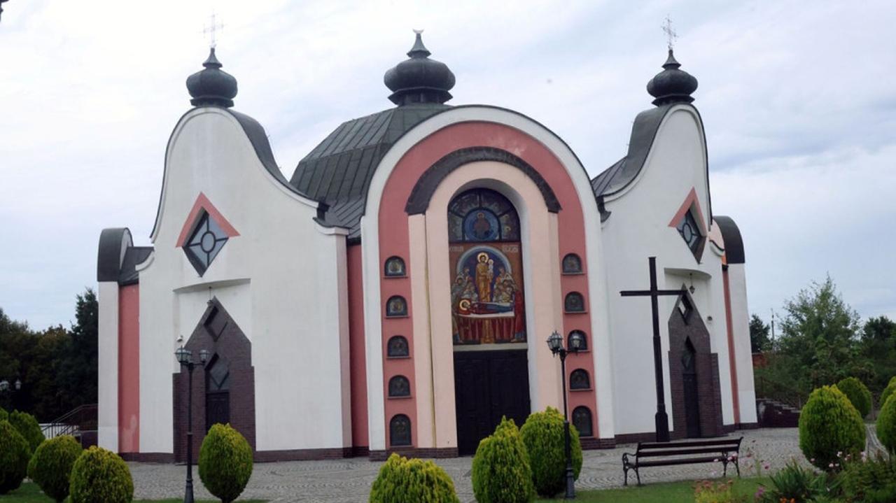 Ukradli krzyż ze świątyni i podziurawili dach. "To coś więcej niż cios"