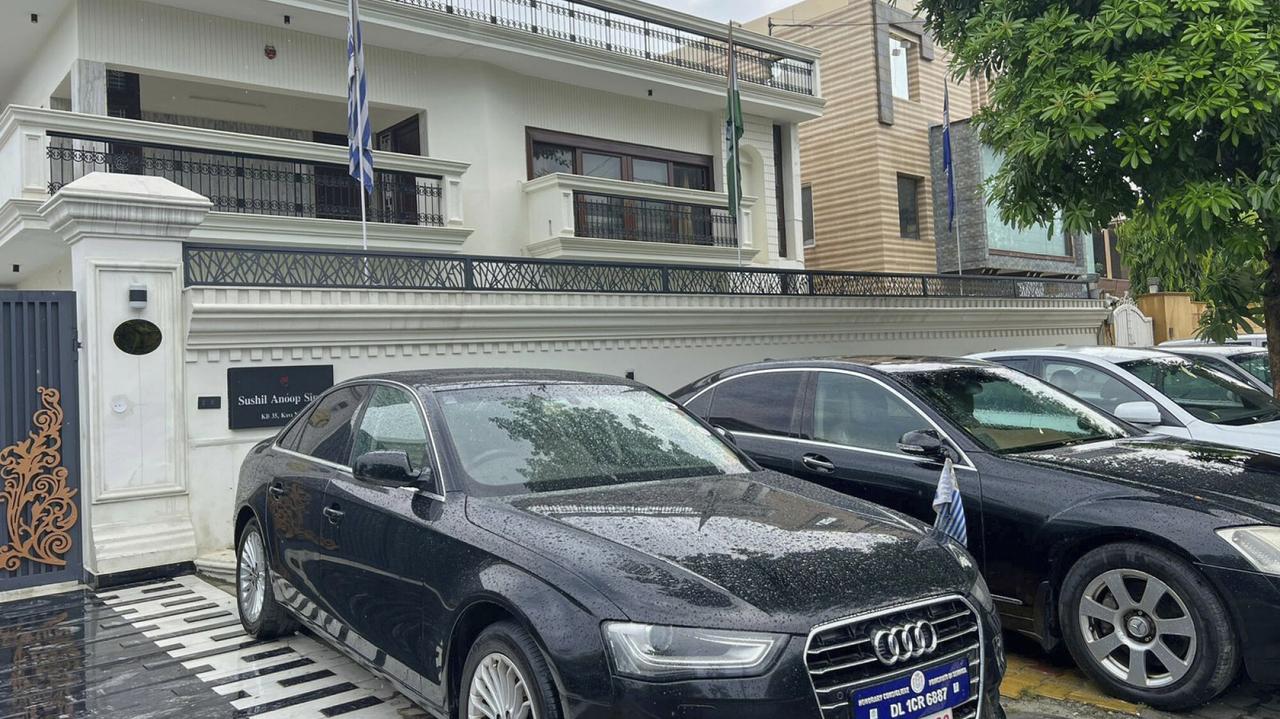 Wynajął willę, wymyślił nazwę i flagę. Osiem lat udawał, że to ambasada