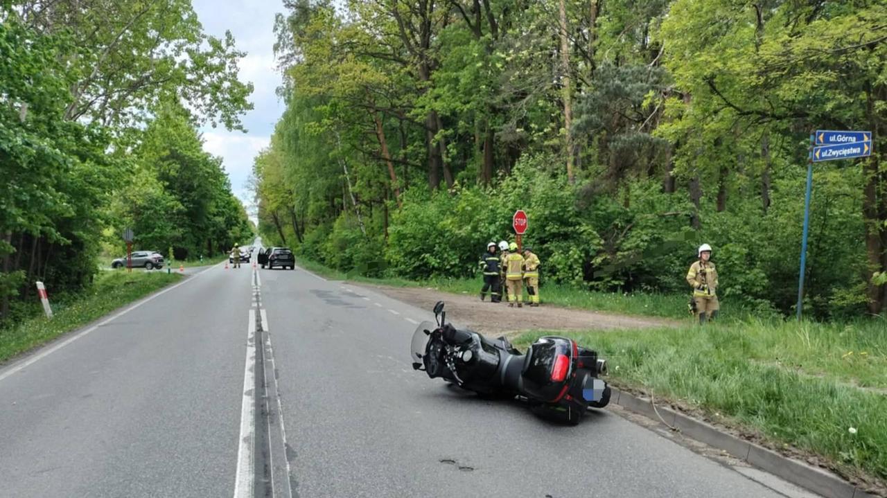 Przewrócił się na motocyklu, wpadł po samochód, nie żyje