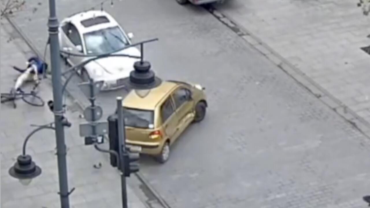 Uciekał przed strażnikami miejskimi, uderzył w rowerzystę i dwa samochody