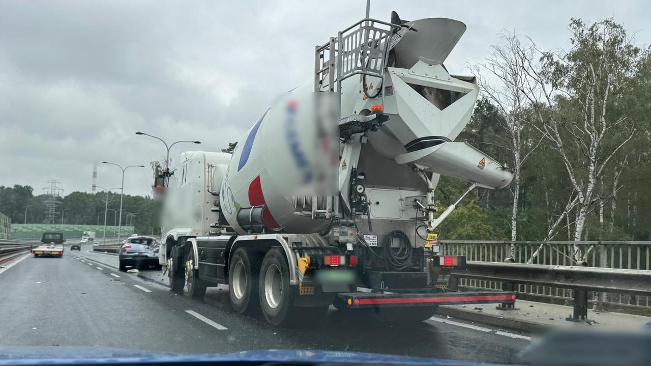 Auto zderzyło się z betoniarką 